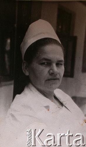 Po 1945, Zaleszczyki, Ukraińska SRR, ZSRR.
Portret Adolfiny Rubcowej w fartuchu.
Fot. NN, zbiory Archiwum Historii Mówionej Ośrodka KARTA i Domu Spotkań z Historią, udostępniła Adolfina Rubcowa w ramach projektu 