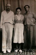 Lata 40., Zaleszczyki, Ukraińska SRR, ZSRR.
Adolfina Rubcowa (w środku) z mężem Jakubem Rubcowem (z lewej) i bratem.
Fot. NN, zbiory Archiwum Historii Mówionej Ośrodka KARTA i Domu Spotkań z Historią, udostępniła Adolfina Rubcowa w ramach projektu 