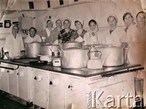 Po 1945, Zaleszczyki, Ukraińska SRR, ZSRR.
Kobiety w kuchni. 1. z prawej Adolfina Rubcowa.
Fot. NN, zbiory Archiwum Historii Mówionej Ośrodka KARTA i Domu Spotkań z Historią, udostępniła Adolfina Rubcowa w ramach projektu 