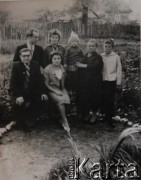 1962, Pińsk, ZSRR.
Rodzina przed domem. Od lewej siedzą: Michał Długi – ojciec Walentyny Długiej, Walentyna Długa; u góry od lewej: Włodzimierz Długi – brat Walentyny, jego żona i ich córka – Halina Długa, Elżbieta Długa – matka, i Siergiej Długi – brat.
Fot. NN, zbiory Archiwum Historii Mówionej Ośrodka KARTA i Domu Spotkań z Historią, udostępniła Walentyna Długa w ramach projektu 