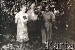 Lata 50., Pińsk, Białoruska SRR, ZSRR.
Portret rodziny Szymańskich w ogrodzie. Siostry Urszula i Barbara z rodzicami, Heleną i Mikołajem.
Fot. NN, zbiory Archiwum Historii Mówionej Ośrodka KARTA i Domu Spotkań z Historią, udostępniła Urszula Szymańska w ramach projektu 