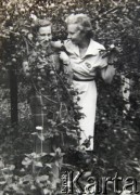 Lata 50., Pińsk, Białoruska SRR, ZSRR.
Portret sióstr. Barbara (z lewej) i Urszula Szymańskie.
Fot. NN, zbiory Archiwum Historii Mówionej Ośrodka KARTA i Domu Spotkań z Historią, udostępniła Urszula Szymańska w ramach projektu 