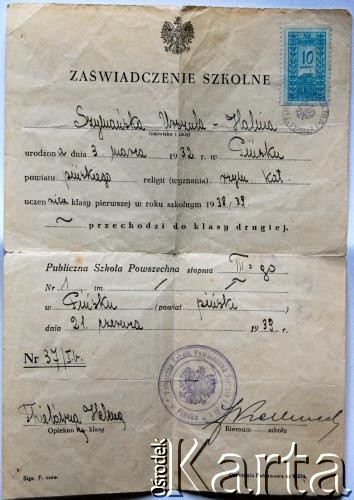 21.06.1939, Pińsk, Polska.
Zaświadczenie szkolne Urszuli Haliny Szymańskiej, uczennicy Publicznej Szkoły Powszechnej.
Zbiory Archiwum Historii Mówionej Ośrodka KARTA i Domu Spotkań z Historią, udostępniła Urszula Szymańska w ramach projektu 