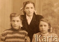 1951, Bohuszewicze, Białoruska SRR, ZSRR.
Portret dziewcząt. Od lewej: Nina Romańczuk, Zina Boroznionok (siostra Niny) i koleżanka (u góry).
Fot. NN, zbiory Archiwum Historii Mówionej Ośrodka KARTA i Domu Spotkań z Historią, udostępniła Nina Romańczuk w ramach projektu 