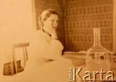 1956, okolice Osipowicz, Białoruska SRR, ZSRR.
Nina Romańczuk podczas pracy.
Fot. NN, zbiory Archiwum Historii Mówionej Ośrodka KARTA i Domu Spotkań z Historią, udostępniła Nina Romańczuk w ramach projektu 
