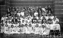Brak daty, prawdopodobnie Ryga, Łotwa.
Pierwsza Komunia. Fotografia zbiorowa.
Fot. NN, zbiory Archiwum Historii Mówionej Ośrodka KARTA i Domu Spotkań z Historią, udostępniła Regina Mieszkowska w ramach projektu 