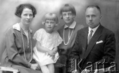 Lata 20., Ryga, Republika Łotewska.
Regina Karmazo (Mieszkowska) (2. z lewej) z rodzicami i siostą.
Fot. NN, zbiory Archiwum Historii Mówionej Ośrodka KARTA i Domu Spotkań z Historią, udostępniła Regina Mieszkowska w ramach projektu 