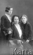 Lata 30., Ryga, Republika Łotewska.
Regina Karmazo (Mieszkowska) (1. z prawej) z matką i siostą.
Fot. NN, zbiory Archiwum Historii Mówionej Ośrodka KARTA i Domu Spotkań z Historią, udostępniła Regina Mieszkowska w ramach projektu 