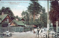 Przed 1917, Bilderlingshof (Bulduri), Cesarstwo Rosyjskie.
Ludzie spacerujący ulicą.
Fot. NN, zbiory Archiwum Historii Mówionej Ośrodka KARTA i Domu Spotkań z Historią, udostępniła Regina Mieszkowska w ramach projektu 