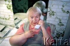 27.05.2008, Ryga, Łotwa.
Regina Mieszkowska rozmawiająca przez telefon.
Fot. NN, zbiory Archiwum Historii Mówionej Ośrodka KARTA i Domu Spotkań z Historią, udostępniła Regina Mieszkowska w ramach projektu 