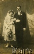1951, brak miejsca.
Fotografia ślubna Włodzimierza Maniowskiego z żoną.
Fot. NN, zbiory Archiwum Historii Mówionej Ośrodka KARTA i Domu Spotkań z Historią, udostępnił Włodzimierz Maniowski w ramach projektu 