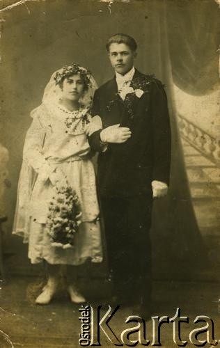 1951, brak miejsca.
Fotografia ślubna Włodzimierza Maniowskiego z żoną.
Fot. NN, zbiory Archiwum Historii Mówionej Ośrodka KARTA i Domu Spotkań z Historią, udostępnił Włodzimierz Maniowski w ramach projektu 