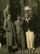 Przed 1939, Zaleszczyki, woj. tarnopolskie, Polska.
Przed pociągiem na stacji kolejowej w Zaleszczykach.
Fot. NN, zbiory Archiwum Historii Mówionej Ośrodka KARTA i Domu Spotkań z Historią, udostępniła Marii Podolińskiej-Wójt w ramach projektu 