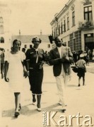 Przed 1939, Zaleszczyki, woj. tarnopolskie, Polska.
Przed kościołem pod wezwaniem św. Stanisława w Zaleszczykach.
Fot. NN, zbiory Archiwum Historii Mówionej Ośrodka KARTA i Domu Spotkań z Historią, udostępniła Marii Podolińskiej-Wójt w ramach projektu 