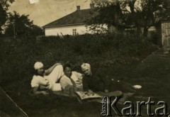 Przed 1939, Zaleszczyki, woj. tarnopolskie, Polska.
Rodzina przed domem w Zaleszczykach.
Fot. NN, zbiory Archiwum Historii Mówionej Ośrodka KARTA i Domu Spotkań z Historią, udostępniła Marii Podolińskiej-Wójt w ramach projektu 