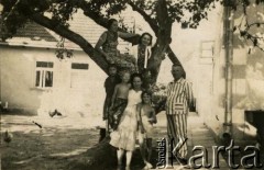 Przed 1939, Zaleszczyki, woj. tarnopolskie, Polska.
Rodzina przed domem w Zaleszczykach.
Fot. NN, zbiory Archiwum Historii Mówionej Ośrodka KARTA i Domu Spotkań z Historią, udostępniła Marii Podolińskiej-Wójt w ramach projektu 