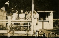 Przed 1939, Zaleszczyki, woj. tarnopolskie, Polska.
Przystań kajakowa przy Plaży Słonecznej w Zaleszczykach.
Fot. NN, zbiory Archiwum Historii Mówionej Ośrodka KARTA i Domu Spotkań z Historią, udostępniła Marii Podolińskiej-Wójt w ramach projektu 