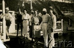 Przed 1939, Zaleszczyki, woj. tarnopolskie, Polska.
Przystań kajakowa przy Plaży Słonecznej w Zaleszczykach.
Fot. NN, zbiory Archiwum Historii Mówionej Ośrodka KARTA i Domu Spotkań z Historią, udostępniła Marii Podolińskiej-Wójt w ramach projektu 