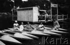 Przed 1939, Zaleszczyki, woj. tarnopolskie, Polska.
Przystań kajakowa przy Plaży Słonecznej w Zaleszczykach.
Fot. NN, zbiory Archiwum Historii Mówionej Ośrodka KARTA i Domu Spotkań z Historią, udostępniła Marii Podolińskiej-Wójt w ramach projektu 
