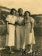 Przed 1939, Zaleszczyki, woj. tarnopolskie, Polska.
Fotografia rodzinna na plaży w Zaleszczykach.
Fot. NN, zbiory Archiwum Historii Mówionej Ośrodka KARTA i Domu Spotkań z Historią, udostępniła Marii Podolińskiej-Wójt w ramach projektu 