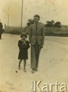 Przed 1939, prawdopodobnie Zaleszczyki, woj. tarnopolskie, Polska.
Portret mężczyzny z dzieckiem.
Fot. NN, zbiory Archiwum Historii Mówionej Ośrodka KARTA i Domu Spotkań z Historią, udostępniła Marii Podolińskiej-Wójt w ramach projektu 