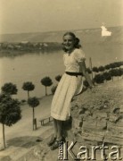 Przed 1939, Zaleszczyki, woj. tarnopolskie, Polska.
Portret kobiety na wzniesieniu, w podnóża którego znajduje się Plaża Słoneczna nad Dniestrem w Zaleszczykach.
Fot. NN, zbiory Archiwum Historii Mówionej Ośrodka KARTA i Domu Spotkań z Historią, udostępniła Marii Podolińskiej-Wójt w ramach projektu 