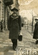 Przed 1939, prawdopodobnie Zaleszczyki, woj. tarnopolskie, Polska.
Ojciec Marii Podolińskiej-Wójt.
Fot. NN, zbiory Archiwum Historii Můwionej Oúrodka KARTA i Domu SpotkaŮ z HistoriL, udostÍpni?a Marii PodoliŮskiej-Wůjt w ramach projektu 
