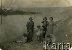 Przed 1939, Zaleszczyki, woj. tarnopolskie, Polska.
Na plaży nad Dniestrem.
Fot. NN, zbiory Archiwum Historii Mówionej Ośrodka KARTA i Domu Spotkań z Historią, udostępniła Marii Podolińskiej-Wójt w ramach projektu 