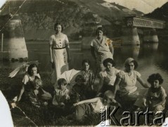 Lata 20., Zaleszczyki, woj. tarnopolskie, Polska.
Fotografia rodzinna nad Dniestrem na tle mostu zniszczonego podczas działań wojennych w 1920 roku. 
Fot. NN, zbiory Archiwum Historii Mówionej Ośrodka KARTA i Domu Spotkań z Historią, udostępniła Marii Podolińskiej-Wójt w ramach projektu 