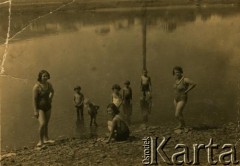 Przed 1939, Zaleszczyki, woj. tarnopolskie, Polska.
Na Plaży Cienistej nad Dniestrem.
Fot. NN, zbiory Archiwum Historii Mówionej Ośrodka KARTA i Domu Spotkań z Historią, udostępniła Marii Podolińskiej-Wójt w ramach projektu 