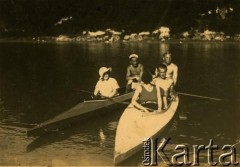 Przed 1939, Zaleszczyki, woj. tarnopolskie, Polska.
Kajakarze nad Dniestrem w Zaleszczykach. 2. z prawej ojciec Marii Podolińskiej-Wójt.
Fot. NN, zbiory Archiwum Historii MA3wionej OA›rodka KARTA i Domu SpotkaA„ z HistoriÄ…, udostÄ™pniA‚a Marii PodoliA„skiej-WA3jt w ramach projektu 
