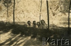 Przed 1939, Zaleszczyki, woj. tarnopolskie, Polska.
Grupa osób odpoczywająca nad brzegiem Dniestru.
Fot. NN, zbiory Archiwum Historii Mówionej Ośrodka KARTA i Domu Spotkań z Historią, udostępniła Maria Podolińska-Wójt w ramach projektu 