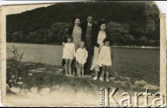 Przed 1939, Zaleszczyki, woj. tarnopolskie, Polska.
Portret rodzinny nad brzegiem Dniestru.
Fot. NN, zbiory Archiwum Historii Mówionej Ośrodka KARTA i Domu Spotkań z Historią, udostępniła Maria Podolińska-Wójt w ramach projektu 