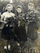 Po 1930, brak miejsca.
Dziewczyny z bukietami kwiatów. Zdjęcie ze zbiorów Aliny Dzionek-Drażniowskiej (z domu Dzionek).
Fot. NN, zbiory Archiwum Historii Mówionej Ośrodka KARTA i Domu Spotkań z Historią, udostępniła Alina Dzionek-Drażniowska w ramach projektu 