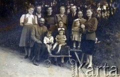 Po 1939, brak miejsca.
Portret zbiorowy. Zdjęcie ze zbiorów Aliny Dzionek-Drażniowskiej (z domu Dzionek).
Fot. NN, zbiory Archiwum Historii Mówionej Ośrodka KARTA i Domu Spotkań z Historią, udostępniła Alina Dzionek-Drażniowska w ramach projektu 
