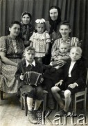 Po 1939, brak miejsca.
Portret zbiorowy. Zdjęcie ze zbiorów Aliny Dzionek-Drażniowskiej (z domu Dzionek).
Fot. NN, zbiory Archiwum Historii Mówionej Ośrodka KARTA i Domu Spotkań z Historią, udostępniła Alina Dzionek-Drażniowska w ramach projektu 