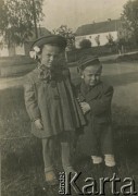 Po 1930, brak miejsca.
Dzieci. Zdjęcie ze zbiorów Aliny Dzionek-Drażniowskiej (z domu Dzionek).
Fot. NN, zbiory Archiwum Historii Mówionej Ośrodka KARTA i Domu Spotkań z Historią, udostępniła Alina Dzionek-Drażniowska w ramach projektu 