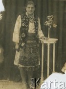 Po 1920, brak miejsca.
Portret kobiety w stroju ludowym. Zdjęcie ze zbiorów Aliny Dzionek-Drażniowskiej (z domu Dzionek).
Fot. NN, zbiory Archiwum Historii Mówionej Ośrodka KARTA i Domu Spotkań z Historią, udostępniła Alina Dzionek-Drażniowska w ramach projektu 
