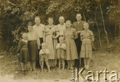 Po 1939, brak miejsca.
Portret zbiorowy w plenerze. Zdjęcie ze zbiorów Aliny Dzionek-Drażniowskiej (z domu Dzionek).
Fot. NN, zbiory Archiwum Historii Mówionej Ośrodka KARTA i Domu Spotkań z Historią, udostępniła Alina Dzionek-Drażniowska w ramach projektu 