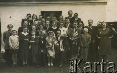 Po 1945, brak miejsca.
Portret zbiorowy. W pierwszym rzędzie para młoda. Zdjęcie ze zbiorów Aliny Dzionek-Drażniowskiej (z domu Dzionek).
Fot. NN, zbiory Archiwum Historii Mówionej Ośrodka KARTA i Domu Spotkań z Historią, udostępniła Alina Dzionek-Drażniowska w ramach projektu 