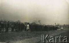 Po 1945, brak miejsca.
Kondukt pogrzebowy na wsi. Zdjęcie ze zbiorów Aliny Dzionek-Drażniowskiej (z domu Dzionek).
Fot. NN, zbiory Archiwum Historii Mówionej Ośrodka KARTA i Domu Spotkań z Historią, udostępniła Alina Dzionek-Drażniowska w ramach projektu 