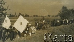 Po 1939, brak miejsca.
Kondukt pogrzebowy na wsi. Zdjęcie ze zbiorów Aliny Dzionek-Drażniowskiej (z domu Dzionek).
Fot. NN, zbiory Archiwum Historii Mówionej Ośrodka KARTA i Domu Spotkań z Historią, udostępniła Alina Dzionek-Drażniowska w ramach projektu 