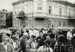 Po 1970, brak miejsca.
Kondukt pogrzebowy. Zdjęcie ze zbiorów Aliny Dzionek-Drażniowskiej (z domu Dzionek).
Fot. NN, zbiory Archiwum Historii Mówionej Ośrodka KARTA i Domu Spotkań z Historią, udostępniła Alina Dzionek-Drażniowska w ramach projektu 