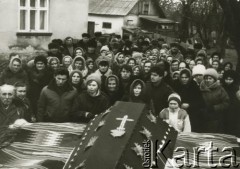 Po 1970, brak miejsca.
Kondukt pogrzebowy na wsi. Zdjęcie ze zbiorów Aliny Dzionek-Drażniowskiej (z domu Dzionek).
Fot. NN, zbiory Archiwum Historii Mówionej Ośrodka KARTA i Domu Spotkań z Historią, udostępniła Alina Dzionek-Drażniowska w ramach projektu 