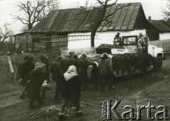 Po 1970, brak miejsca.
Kondukt pogrzebowy na wsi. Zdjęcie ze zbiorów Aliny Dzionek-Drażniowskiej (z domu Dzionek).
Fot. NN, zbiory Archiwum Historii Mówionej Ośrodka KARTA i Domu Spotkań z Historią, udostępniła Alina Dzionek-Drażniowska w ramach projektu 