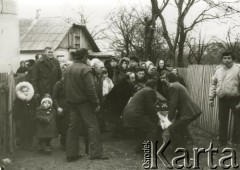 Po 1970, brak miejsca.
Kondukt pogrzebowy na wsi. Zdjęcie ze zbiorów Aliny Dzionek-Drażniowskiej (z domu Dzionek).
Fot. NN, zbiory Archiwum Historii Mówionej Ośrodka KARTA i Domu Spotkań z Historią, udostępniła Alina Dzionek-Drażniowska w ramach projektu 