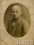 Brak daty, brak miejsca.
Portret mężczyzny. Fotografia z archiwum rodzinnego Urszuli Lipanowej.
Fot. NN, zbiory Archiwum Historii Mówionej Ośrodka KARTA i Domu Spotkań z Historią, udostępniła Urszula Lipanowa w ramach projektu 