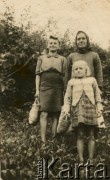 Brak daty, brak miejsca.
Portret kobiet w ogrodzie. Fotografia z archiwum rodzinnego Urszuli Lipanowej.
Fot. NN, zbiory Archiwum Historii Mówionej Ośrodka KARTA i Domu Spotkań z Historią, udostępniła Urszula Lipanowa w ramach projektu 