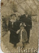 Brak daty, brak miejsca.
Rodzina na spacerze. Fotografia z archiwum rodzinnego Urszuli Lipanowej.
Fot. NN, zbiory Archiwum Historii Mówionej Ośrodka KARTA i Domu Spotkań z Historią, udostępniła Urszula Lipanowa w ramach projektu 
