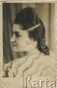 Brak daty, brak miejsca.
Portret kobiety. Fotografia z archiwum rodzinnego Urszuli Lipanowej.
Fot. NN, zbiory Archiwum Historii Mówionej Ośrodka KARTA i Domu Spotkań z Historią, udostępniła Urszula Lipanowa w ramach projektu 